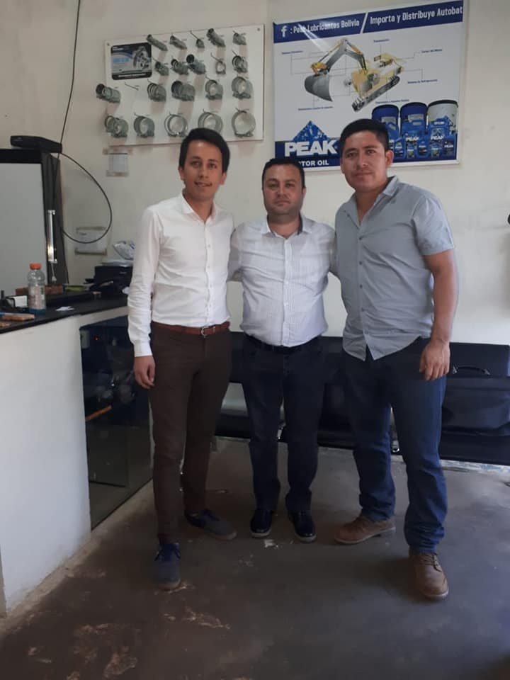 Equipo técnico de Hydraulic Sistem trabajando en un cilindro hidráulico