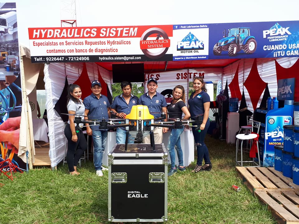Equipo de Hydraulic Sistem celebrando un proyecto completado